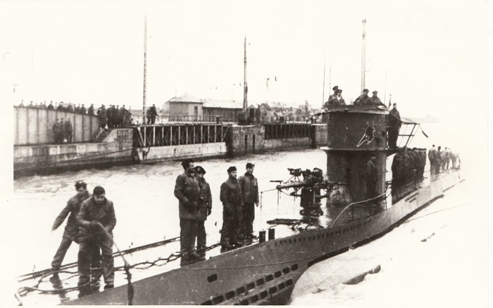 U 96 beim Anlegen in der Südschleuse von St. Nazaire nach einer Feindfahrt im Jahr 1941